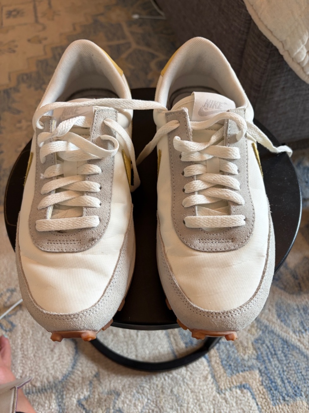 Women’s retro Nike tennis shoes - Picture 2 of 9
